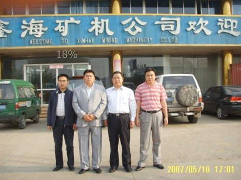 設(shè)計(jì)人員與內(nèi)蒙某鉬礦領(lǐng)導(dǎo)合影